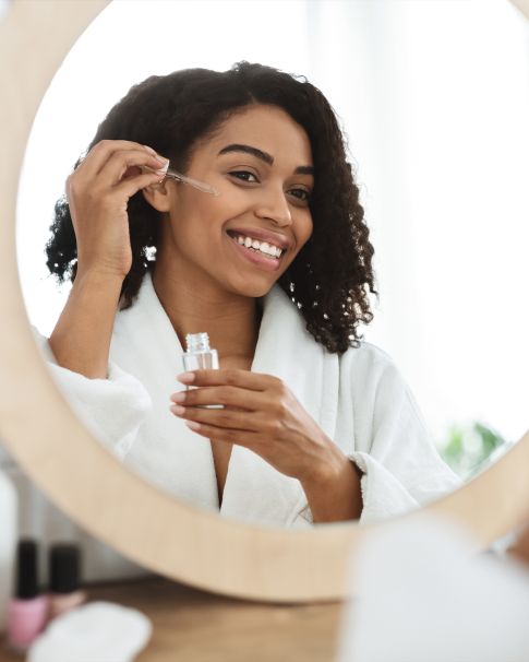 Un s&eacute;rum visage con&ccedil;ue pour r&eacute;pondre aux besoins sp&eacute;cifiques des peaux noires et m&eacute;tiss&eacute;es