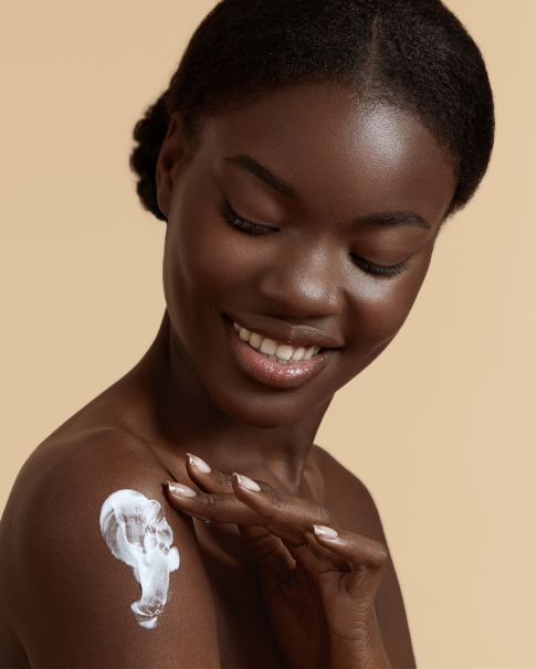 Une cr&egrave;me hydratante con&ccedil;ue pour le corps des femmes &agrave; la peau noire